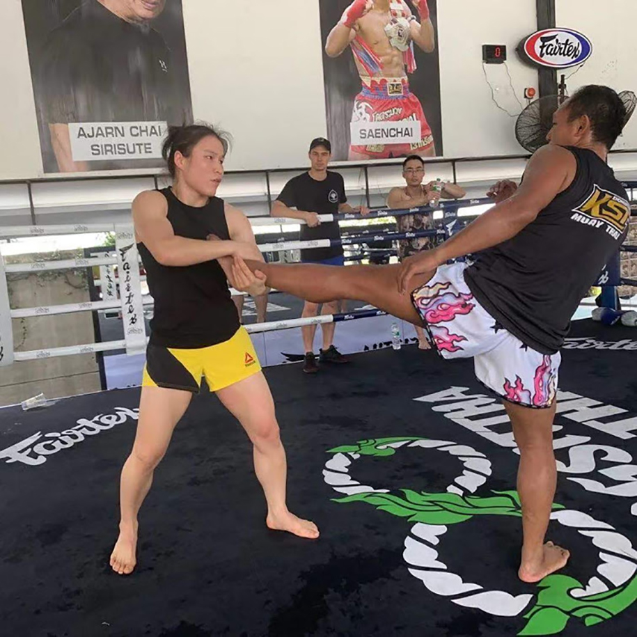 Nữ vương UFC tập luyện cùng huyền thoại Seanchai, cổ vũ người dân Vũ Hán