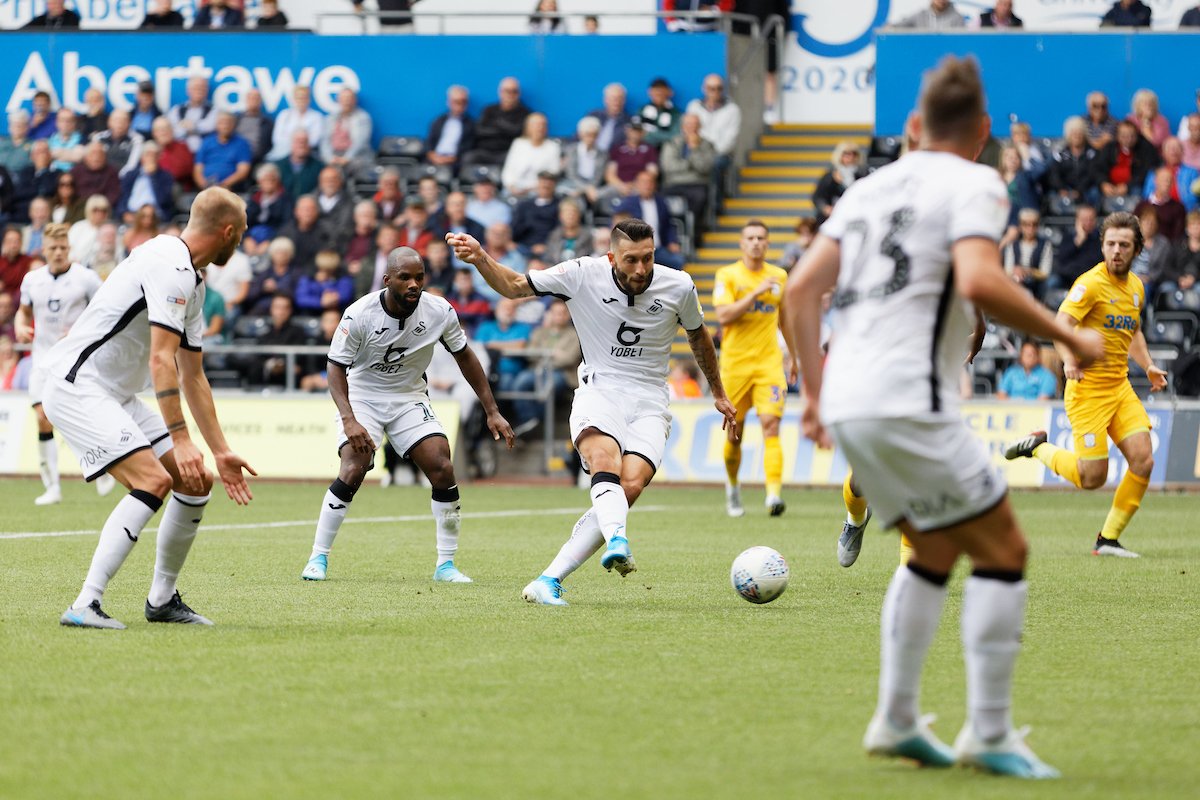 Kết quả Swansea City vs Birmingham City (3-0): Thiên nga đen áp sát ngôi đầu