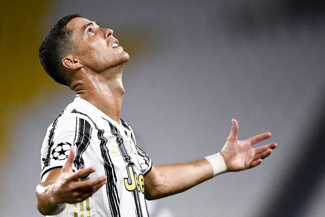 Ronaldo kiến tạo, Juventus vẫn bị loại sốc ở Champions League
