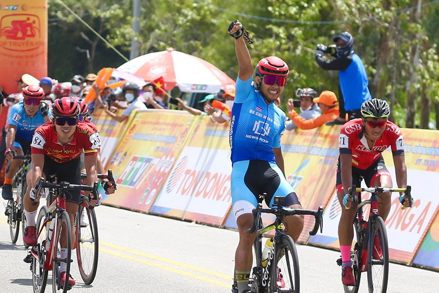 Lê Nguyệt Minh bứt tốc khủng khiếp, TPHCM thắng lớn chặng 15 giải xe đạp Cúp Truyền hình 2022