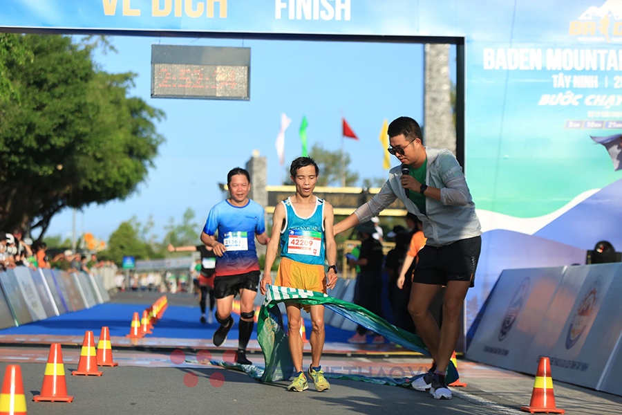 Lê Tấn Hi - “Nhà vô địch giày thủng tí hon” lên ngôi ở BaDen Mountain Marathon 2021