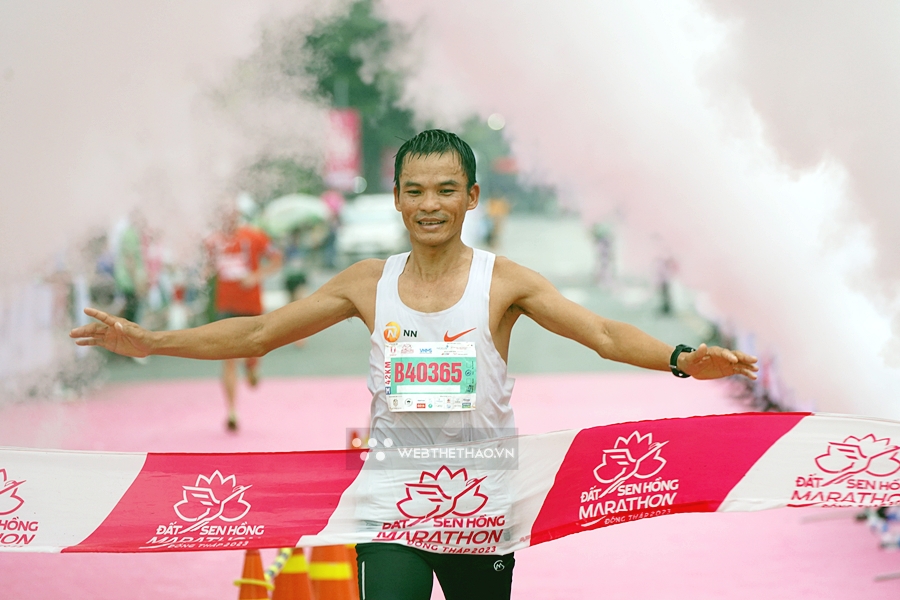 Cặp cựu tuyển thủ điền kinh “già gân, ngọc nữ” vô địch giải chạy Đất Sen Hồng Đồng Tháp 2023