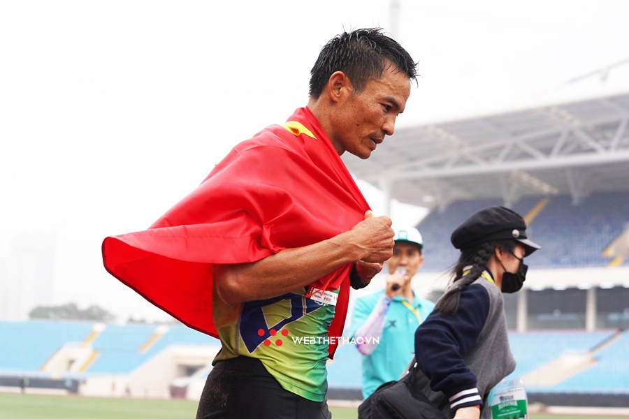 Chân chạy “già gân” U40 Lê Văn Tuấn lần đầu giành vé dự marathon SEA Games 31