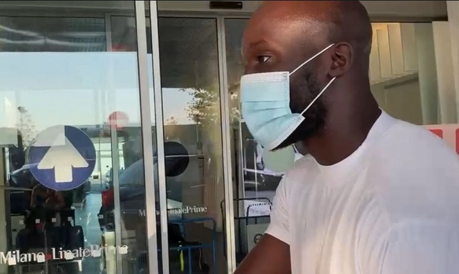 Lukaku cầm thứ gì của Chelsea khi rời phòng khám y tế ở Italia?