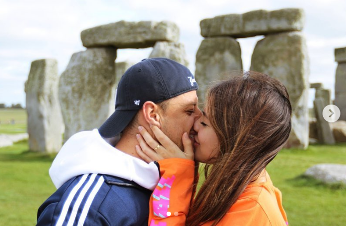 Cựu sao Man Utd có bạn gái mới thích chụp ảnh khỏa thân - Ảnh 1.