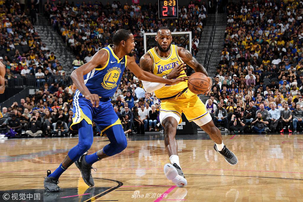 Tất cả quỳ xuống, LeBron James lên tiếng với cú buzzer-beater vào lưới Golden State Warriors gần giữa sân - Ảnh 1.