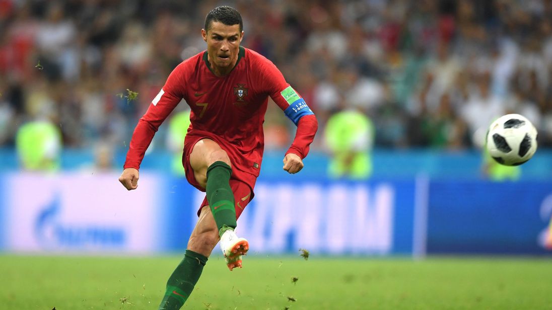 HLV tuyển Bồ Đào Nha nhận xét gây sốc về vai trò chiến thuật của Ronaldo - Ảnh 1.