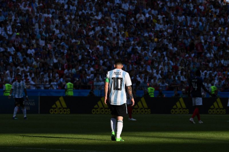 Maradona: “Messi trước mỗi trận đi tắm 20 lần thì không làm thủ lĩnh được” - Ảnh 3.