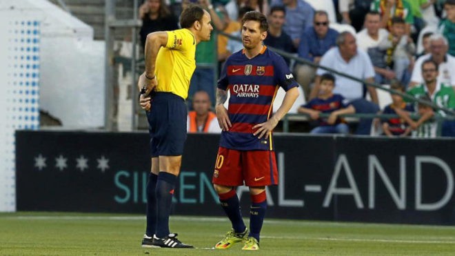 Trọng tài xin lỗi Messi sau khi cướp chức vô địch La Liga của Barcelona - Ảnh 3.
