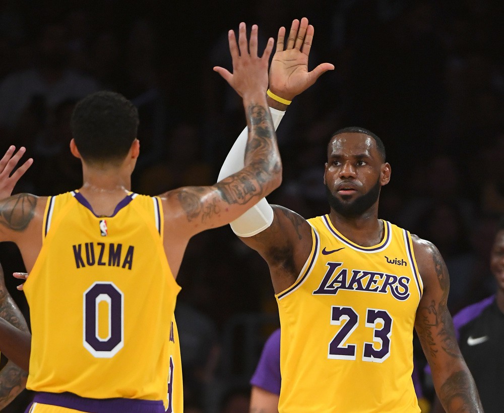 Nếu LeBron James thích Damian Lillard, LA Lakers có thể trao đổi Lonzo Ball? - Ảnh 1.
