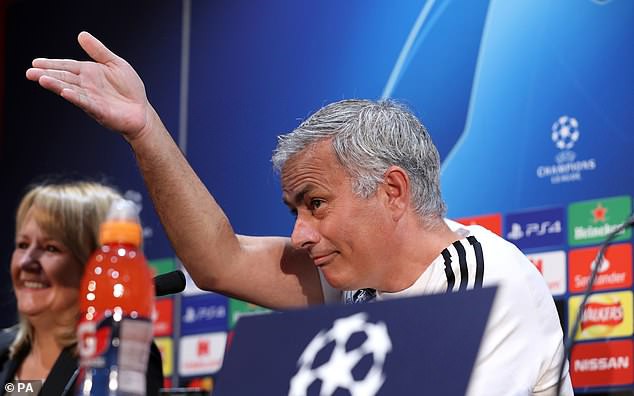 Mourinho công kích thái độ một số cầu thủ MU trước trận gặp Valencia - Ảnh 2.
