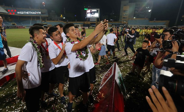 Chùm ảnh: Hà Nội FC vỡ òa hạnh phúc khi chính thức đăng quang V League 2018 - Ảnh 8.