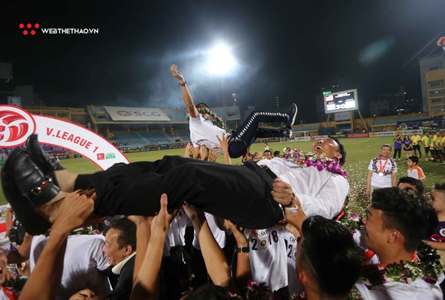 Chùm ảnh: Hà Nội FC vỡ òa hạnh phúc khi chính thức đăng quang V League 2018 - Ảnh 10.