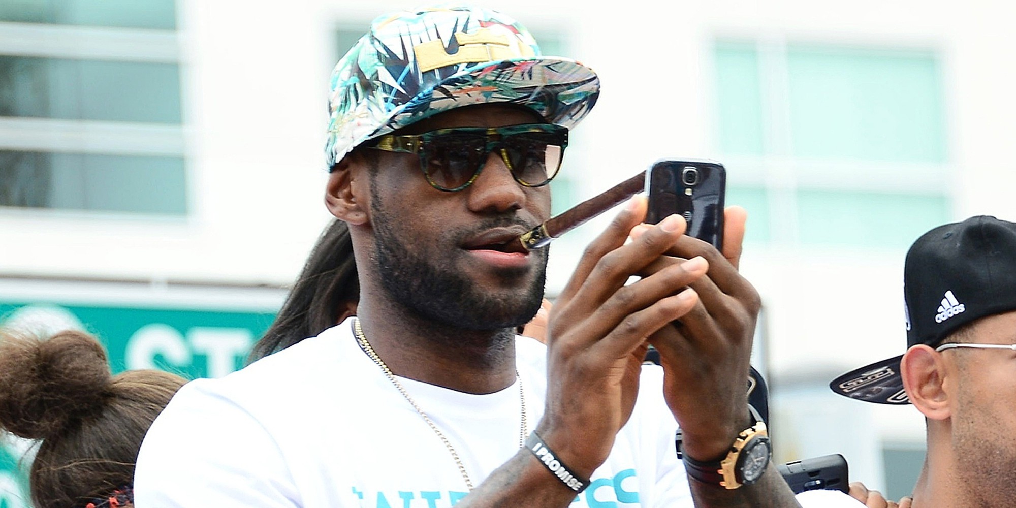 Vì sao nhiều đội bóng NBA đã áp dụng biện pháp tịch thu điện thoại của cầu thủ? - Ảnh 2.