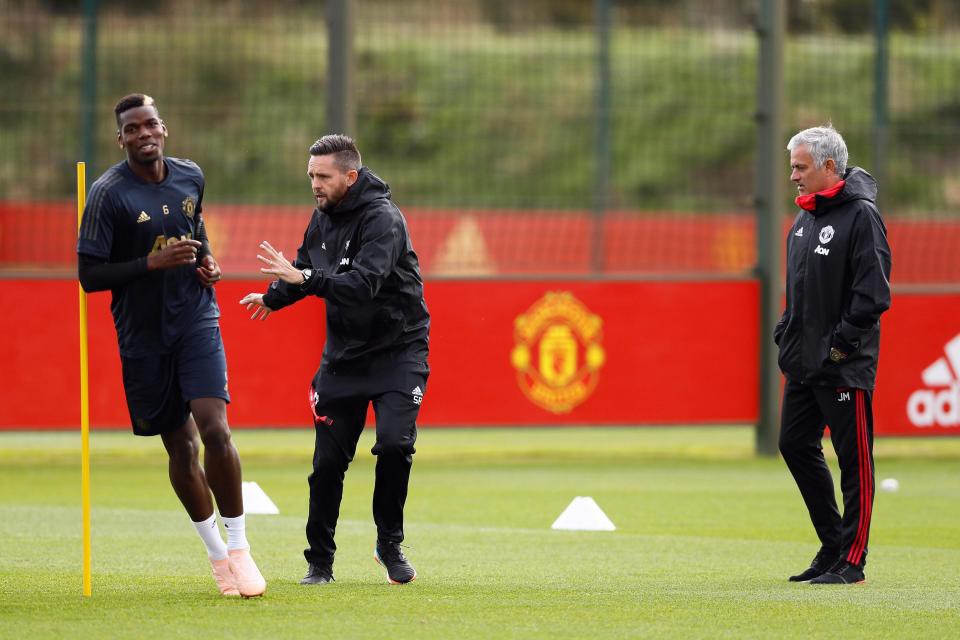 Paul Pogba bắt tay với toàn đội MU, nhưng ngó lơ Jose Mourinho trên sân tập - Ảnh 3.