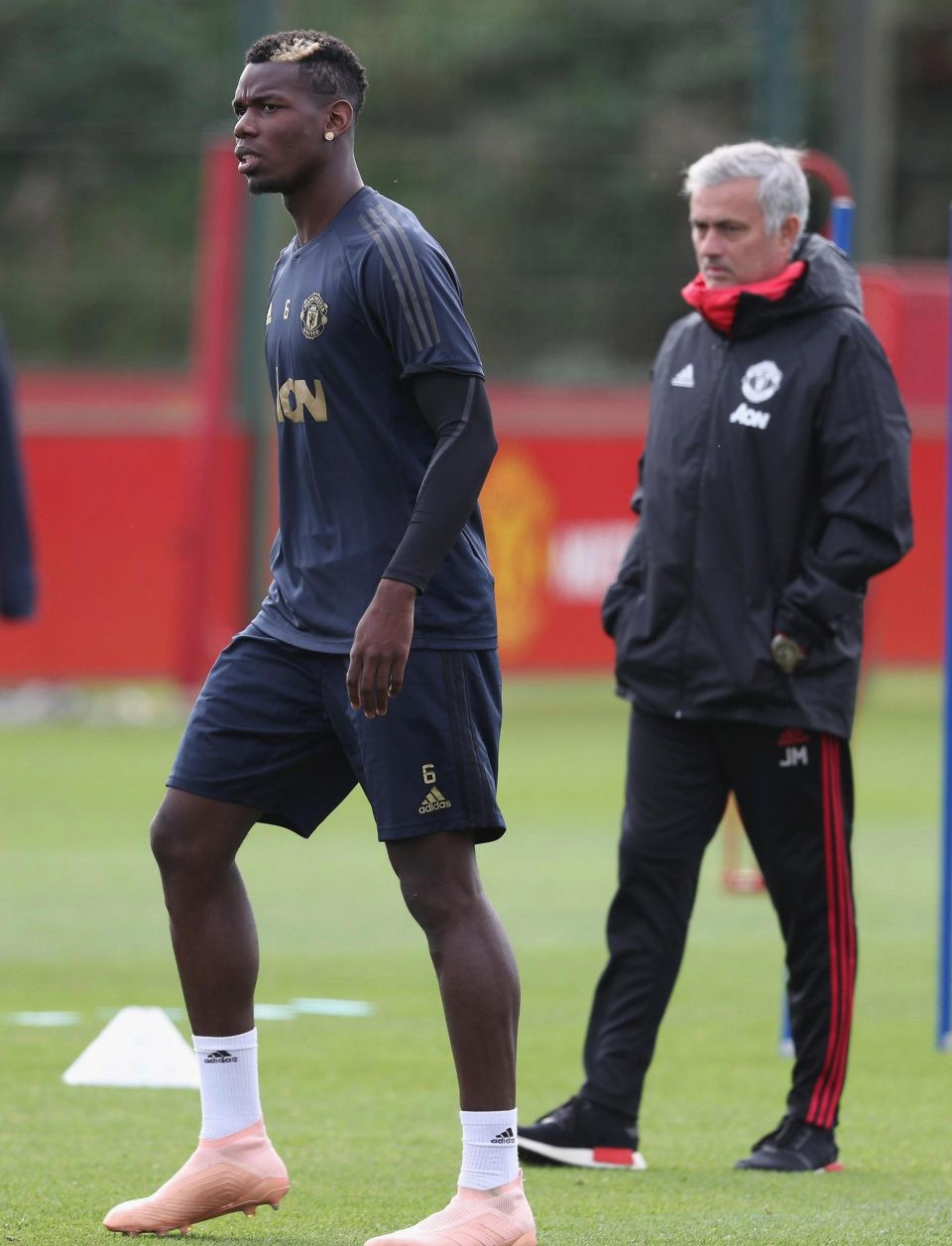 Paul Pogba bắt tay với toàn đội MU, nhưng ngó lơ Jose Mourinho trên sân tập - Ảnh 2.