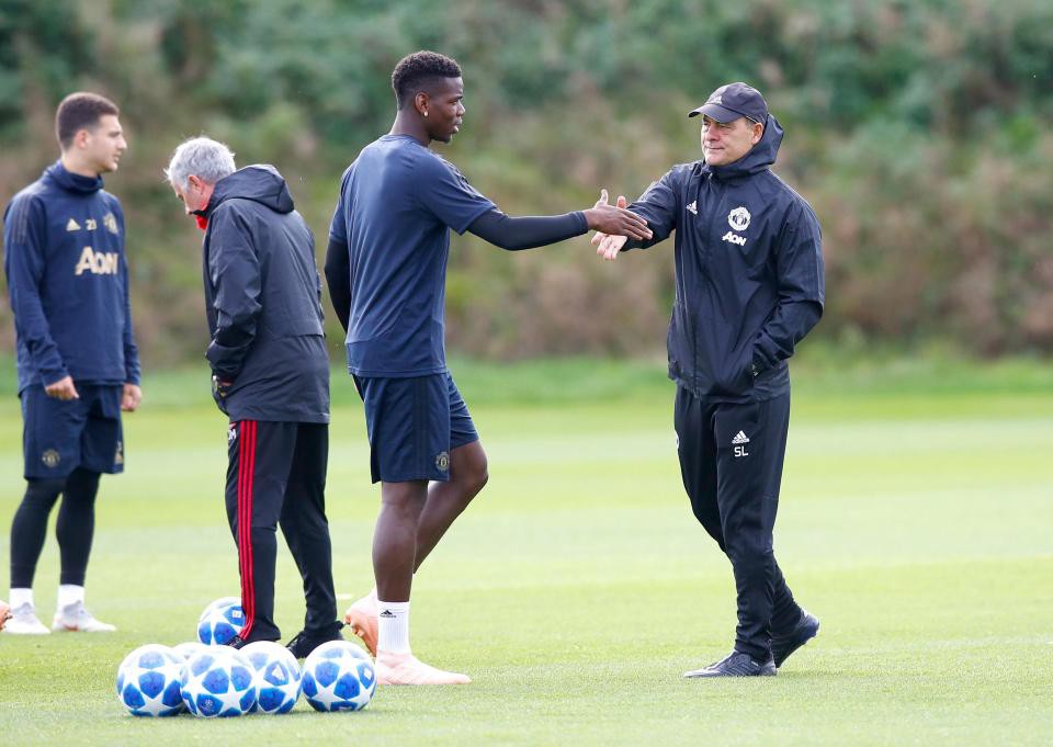 Paul Pogba bắt tay với toàn đội MU, nhưng ngó lơ Jose Mourinho trên sân tập - Ảnh 8.