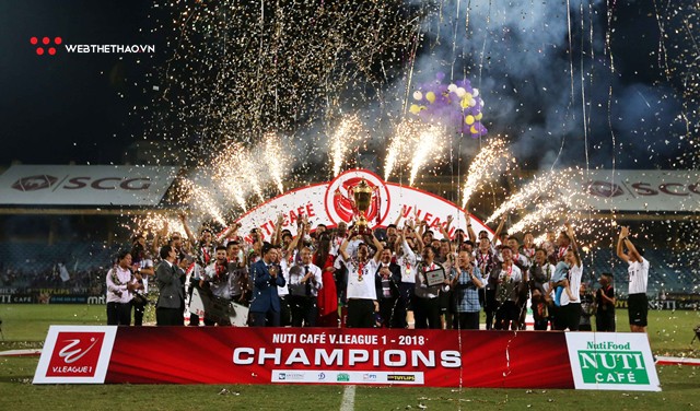 Chùm ảnh: Hà Nội FC vỡ òa hạnh phúc khi chính thức đăng quang V League 2018 - Ảnh 6.