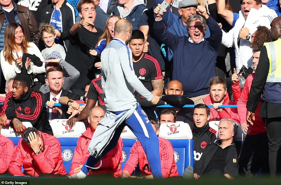 HLV Mourinho nói gì sau khi đòi ăn thua với nhân viên của Chelsea? - Ảnh 1.