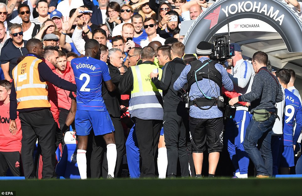 HLV Mourinho nói gì sau khi đòi ăn thua với nhân viên của Chelsea? - Ảnh 6.