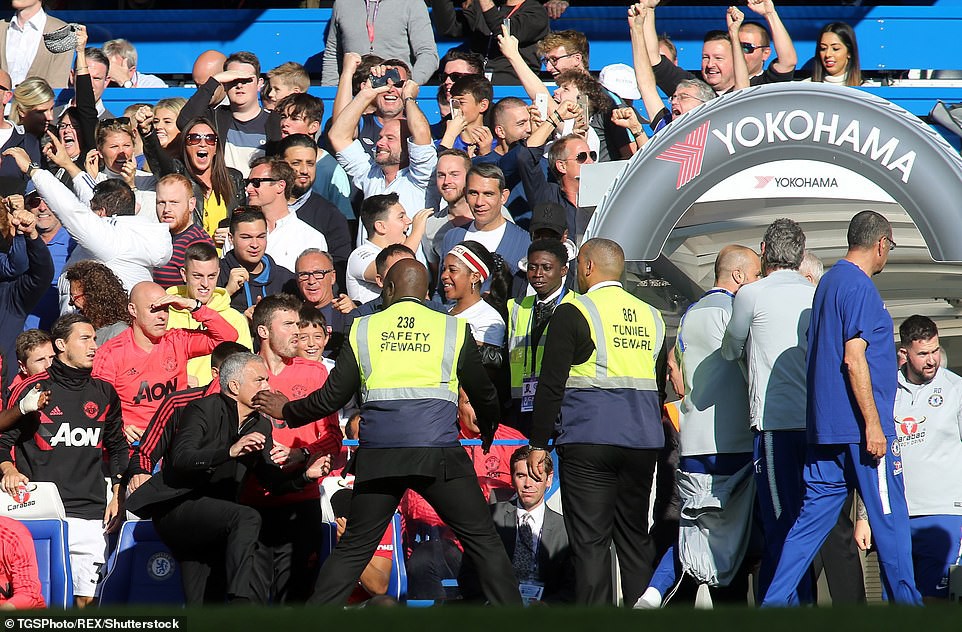 HLV Mourinho nói gì sau khi đòi ăn thua với nhân viên của Chelsea? - Ảnh 3.