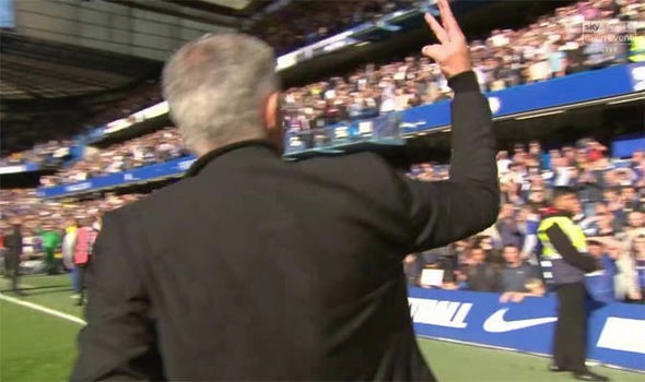 Mourinho trách trọng tài cho bù giờ quá nhiều, Sarri xin lỗi hộ trợ lý - Ảnh 4.