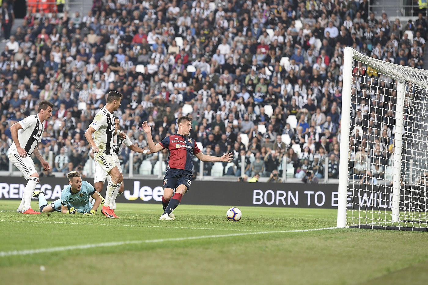 Bạn gái Ronaldo có diện mạo mới cổ vũ bạn trai cùng Juventus thắng Man Utd - Ảnh 4.