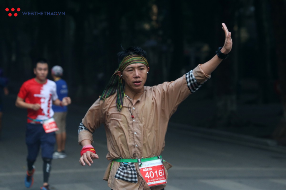 Phạm Thị Huệ vô địch trong lần đầu chạy marathon ở giải chạy di sản Hà Nội - Ảnh 7.