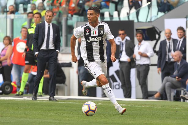 Cristiano Ronaldo cân bằng kỉ lục ghi bàn 61 năm của huyền thoại John Charles cho Juventus  - Ảnh 1.