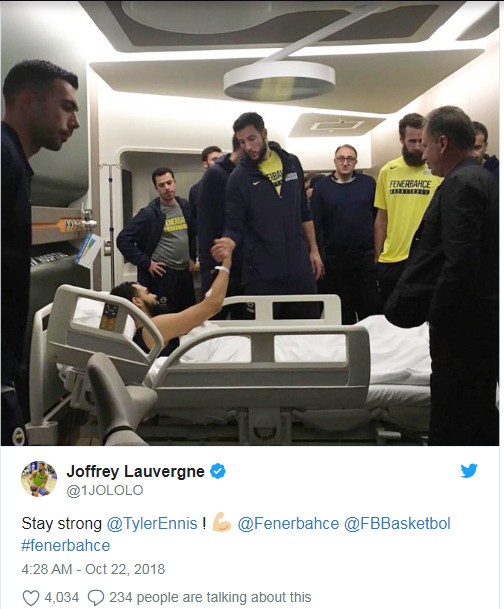 Cựu cầu thủ LA Lakers chấn thương đáng sợ, cả cộng đồng bóng rổ cầu nguyện cho anh - Ảnh 1.
