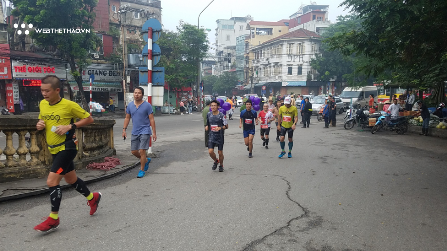 Tượng đài điền kinh Bùi Lương: Xúc động tham dự giải chạy marathon Hà Nội - Ảnh 5.