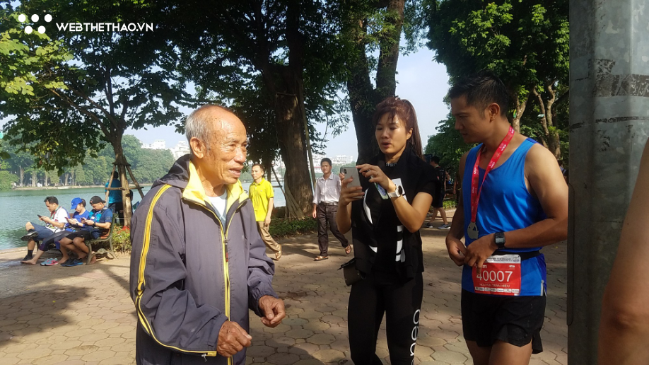 Tượng đài điền kinh Bùi Lương: Xúc động tham dự giải chạy marathon Hà Nội - Ảnh 10.