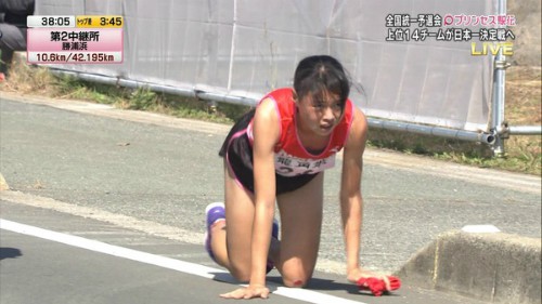 Nữ sinh Nhật Bản chạy bộ bằng tứ chi chết cũng không bỏ cuộc khiến hàng triệu người khóc - Ảnh 2.