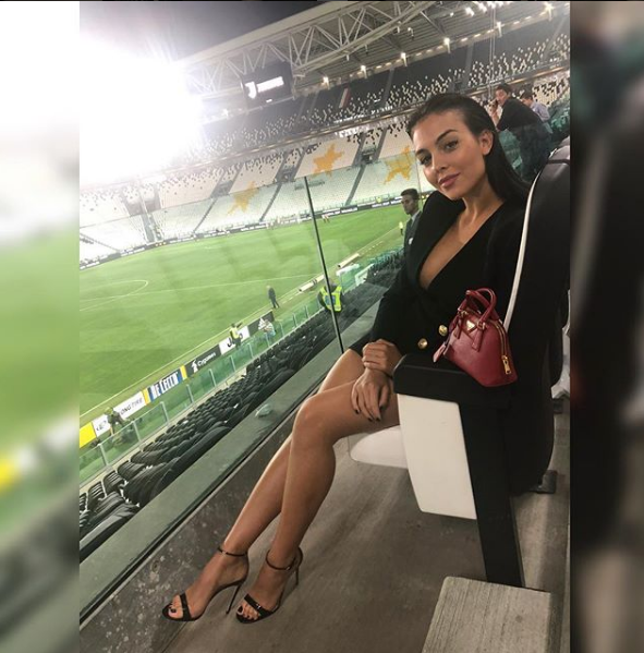 Bạn gái Ronaldo có diện mạo mới cổ vũ bạn trai cùng Juventus thắng Man Utd - Ảnh 3.