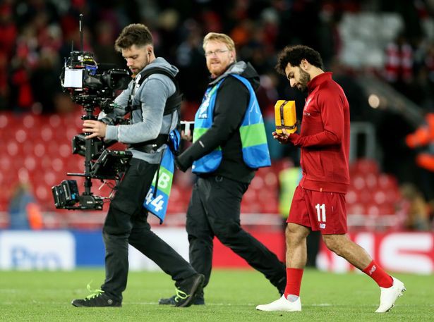 Bí ẩn từ món quà mà Mohamed Salah trao đổi với cổ động viên Liverpool - Ảnh 2.