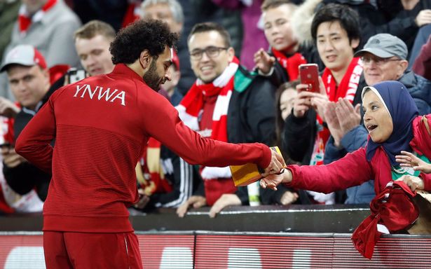 Bí ẩn từ món quà mà Mohamed Salah trao đổi với cổ động viên Liverpool - Ảnh 1.