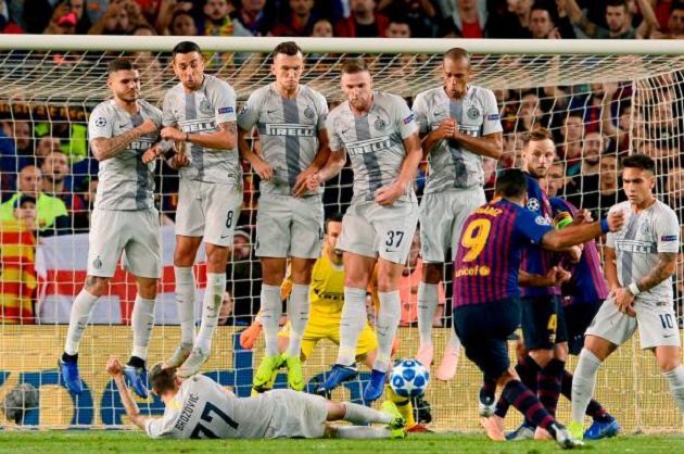 Phản ứng khó đỡ của Messi khi chứng kiến pha chặn sút phạt hài hước của sao Inter Milan - Ảnh 3.