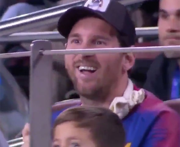 Phản ứng khó đỡ của Messi khi chứng kiến pha chặn sút phạt hài hước của sao Inter Milan - Ảnh 4.