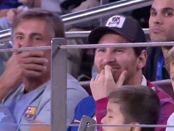 Phản ứng khó đỡ của Messi khi chứng kiến pha chặn sút phạt hài hước của sao Inter Milan - Ảnh 5.