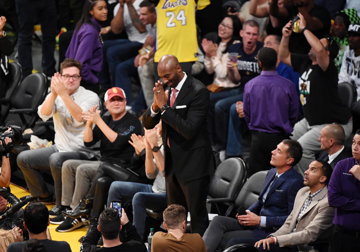 Nhân dịp Kobe Bryant trở lại, LeBron James cùng Los Angeles Lakers tặng huyền thoại show diễn hoành tráng - Ảnh 1.