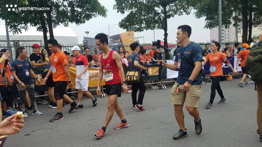 Nguyễn Tiến Hùng đánh bại Cao Ngọc Hà trên đường chạy Longbien Marathon - Ảnh 5.