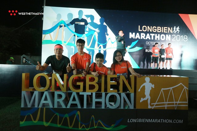 Hơn 500 runner sải bước chính thức khai màn Longbien Marathon 2018 với màn xuất phát lúc 4h sáng  - Ảnh 9.