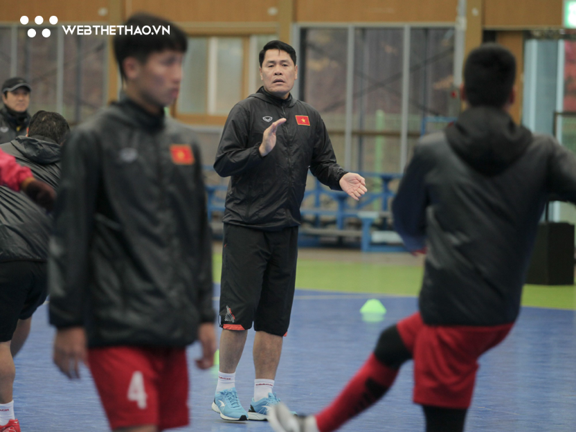 Trời rét đậm, HLV Park Hang Seo cho đội tuyển Việt Nam tập sân futsal - Ảnh 1.