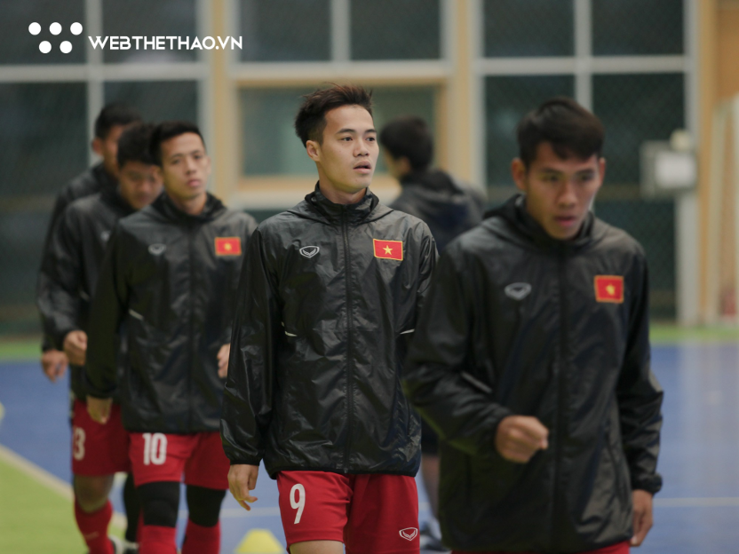 Trời rét đậm, HLV Park Hang Seo cho đội tuyển Việt Nam tập sân futsal - Ảnh 2.