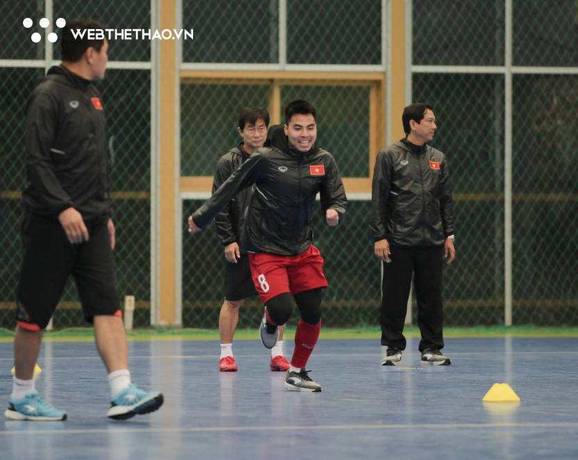 Trời rét đậm, HLV Park Hang Seo cho đội tuyển Việt Nam tập sân futsal - Ảnh 5.