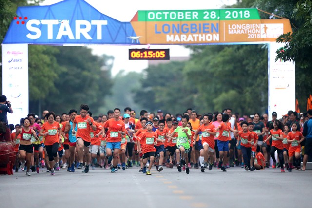 Nguyễn Tiến Hùng đánh bại Cao Ngọc Hà trên đường chạy Longbien Marathon - Ảnh 8.