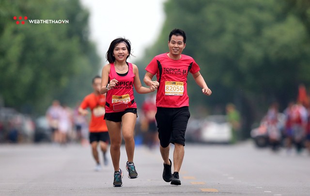 Ảnh liên quan đến Marathon sẽ giúp bạn tìm thấy động lực để cố gắng, nỗ lực hơn trong cuộc sống. Bức ảnh này tạo ra một cảm giác hứng khởi và cực kỳ kích thích. Nếu bạn đam mê các hoạt động thể thao, tham gia Marathon, thì đây chính là bức hình dành cho bạn!
