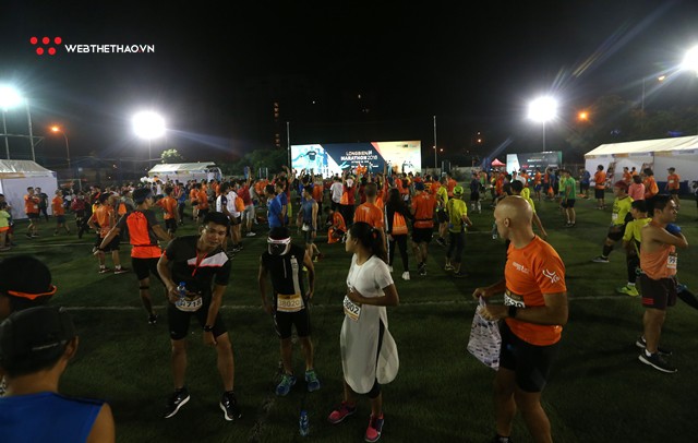Hơn 500 runner sải bước chính thức khai màn Longbien Marathon 2018 với màn xuất phát lúc 4h sáng  - Ảnh 3.