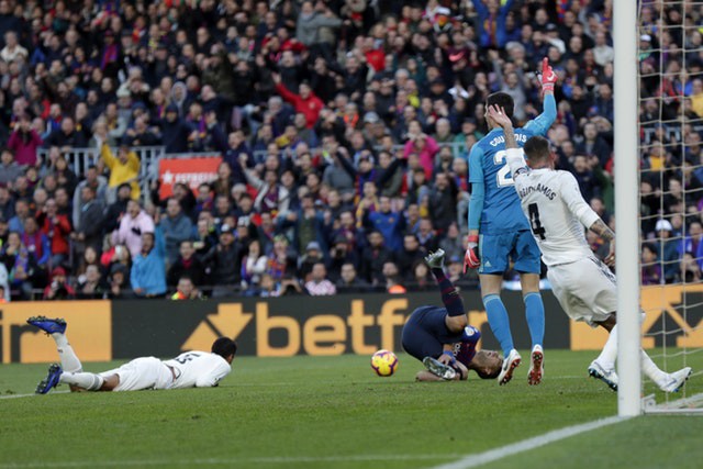 Barca khiến Real Madrid xây xẩm với chiến thắng bàn tay nhỏ - Ảnh 7.