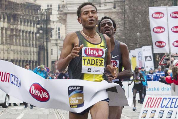 Abraham Kiptum vượt qua Zersenay Tadese trở thành VĐV chạy half marathon nhanh nhất hành tinh - Ảnh 3.